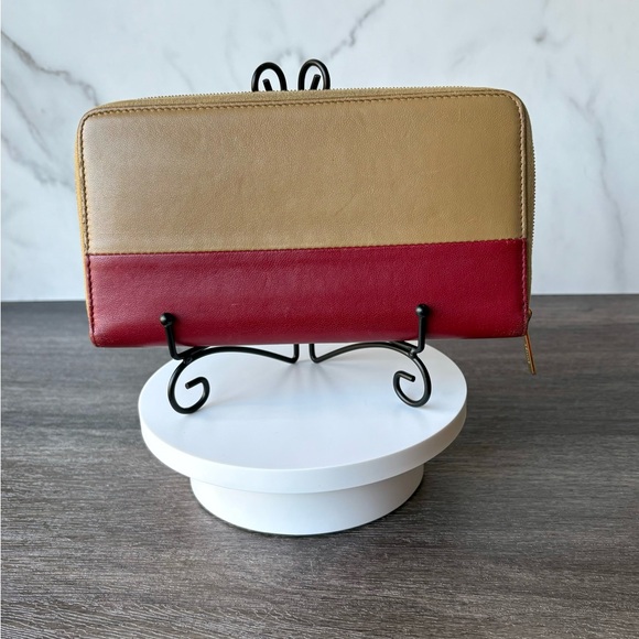 Celine Wallet - Phoebe Philo – Timeless Elegance and Luxury - Picture 3 of 10